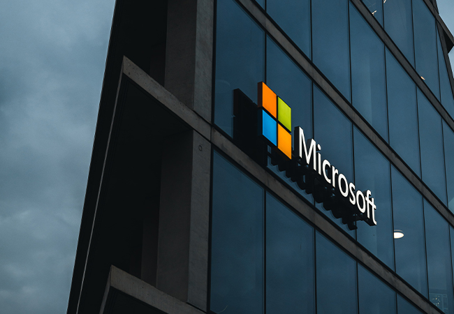 Lapsus$: Microsoft-Gebäude mit logo. Bild: Pexels/Salvatore de Lellis