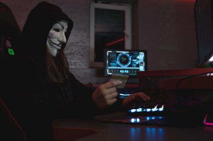 Cyberkrieg: Anonymous, Person mit Maske im dunklen Raum. Bild: Pexels/Tima Miroshnichenko