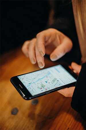 Mein Google-Konto: Handy mit geöffneter Google-Maps-Ansicht. Bild: Pexels/Cottonbro