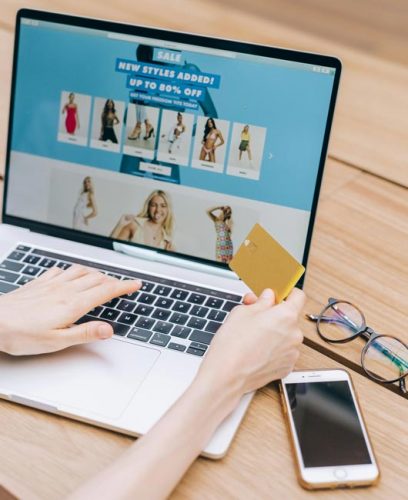 Fake-Seiten: Person am Laptop mit EC-Karte beim Online-Shoppen mit hohen Rabatten. Bild: Pexels/Leeloo The First (https://www.pexels.com/de-de/foto/laptop-internet-tippen-einkaufen-8938664/)