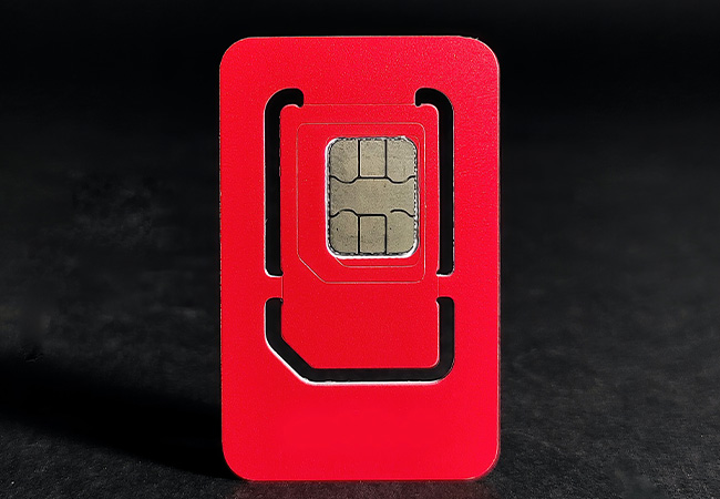 e-Sim: Herkömmliche rite SIM-Karte. Bild: Unsplash/Manik Roy