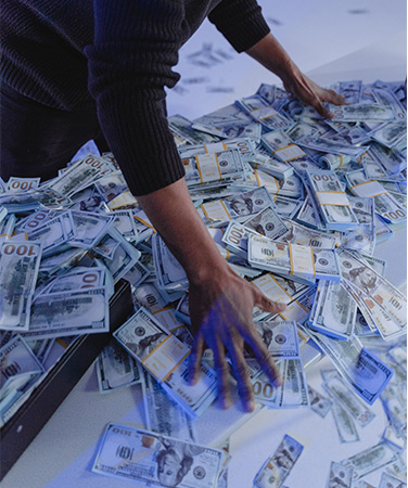 Magniber: Zwei Hände wühlen in einem Haufen Geld herum. Bild: Pexels/Tima Miroshnichenko