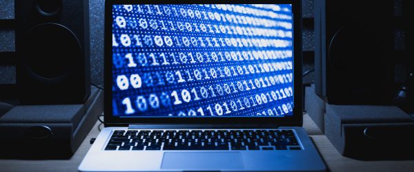 MiB: Laptop mit Binärcode bestehend aus Nullen und Einsen in Blautönen. Bild: Pexels/Ricardo Ortiz