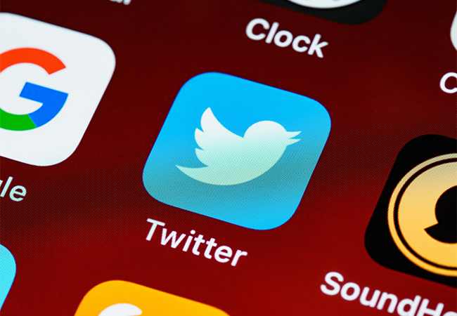 Wie funktioniert Twitter? Handydisplay mit Twitter-App-Icon in der zentralen Mitte. Bild: Pexels/Brett Jordan