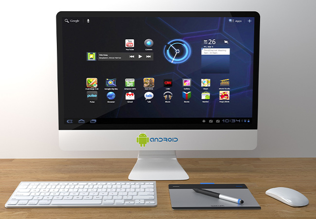 Android-Apps auf einem Monitor, der mit Maus und Tastatur auf einem braunen Schreibtisch steht. Bild: Pexels/Pixabay