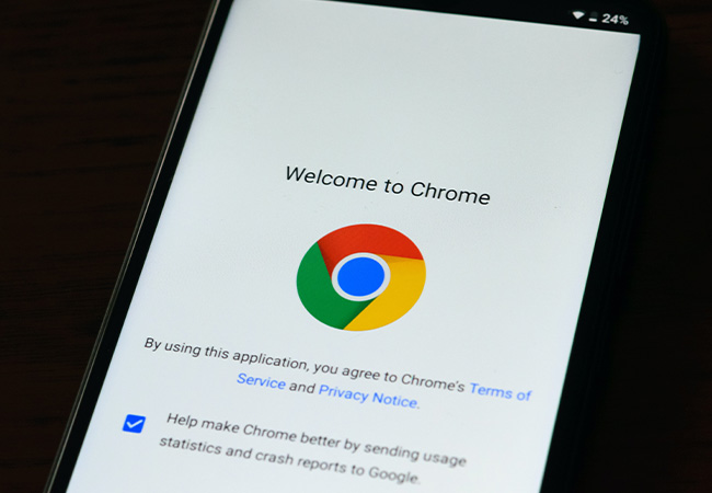 Chrome Passwort speichern: Handy mit Chrome-Browser-Startbildschirm. Bild: Pexels/PhotoMIX Company