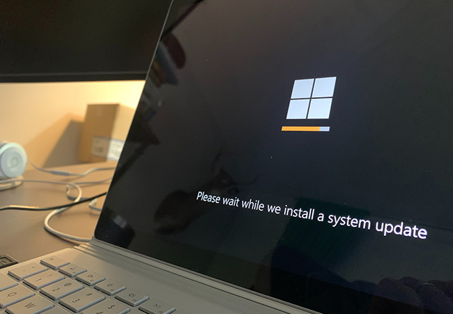 Windows 8.1: Windows-Laptop, der ein Systemaktualisierung erfährt. Bild: Unsplash/Clint Patterson