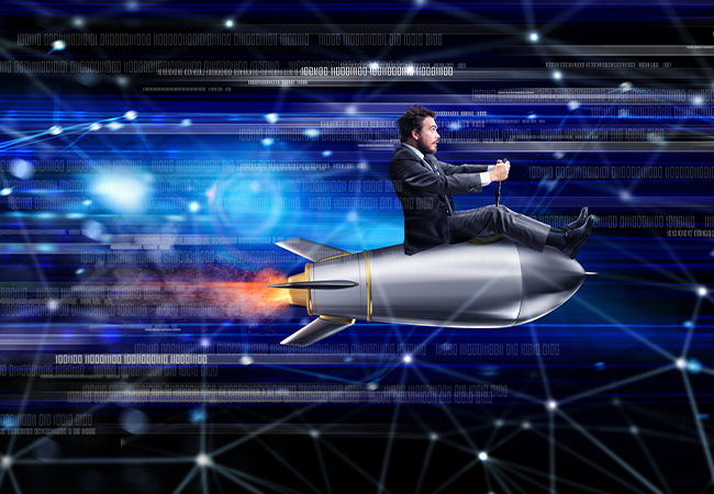 Gigabitstrategie: Mann im Anzug auf einer Rakete als Konzept für schnelles Internet. Bild: alphaspirit/stock.adobe.com