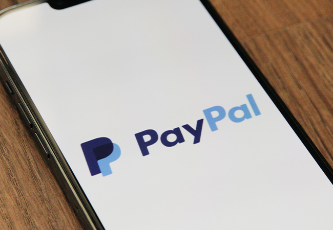Konto löschen: Handy mit PayPal-Logo. Bild: Unsplash/Marques Thomas