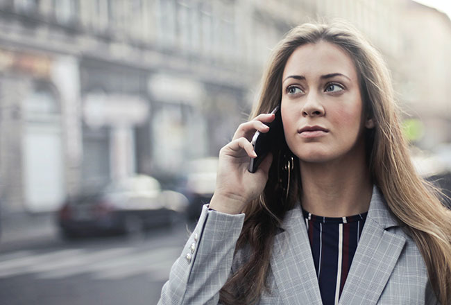 Anruf von Europol: Frau mit ernstem Blick telefoniert am Handy. Bild: Pexels/Andrea Piacquadio