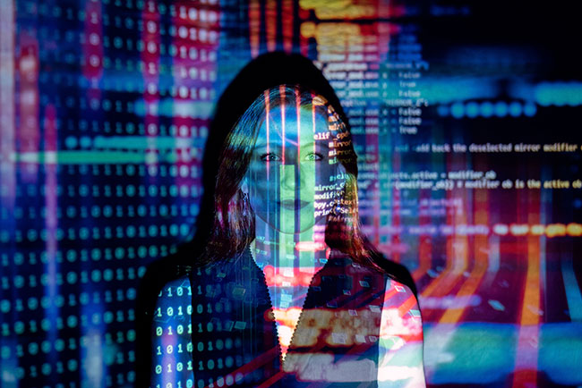 Vorratsdatenspeicherung: Code über eine Frau projiziert als Symbol für gespeicherte Daten. Bild: Pexels/ThisIsEngineering