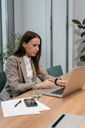 Cyber Resilience: Geschäftsfrau am Firmen-Laptop. Bild: Pexels/MART PRODUCTION
