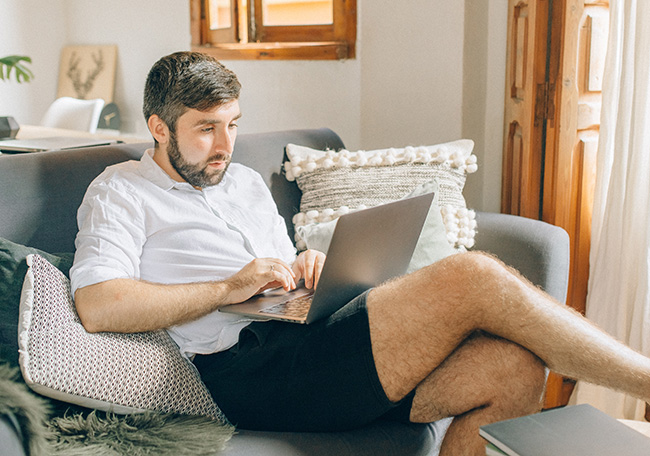 Benutzerkonten: Mann in kurzen Hosen arbeitet am Laptop. Bild: Pexels/@n-voitkevich