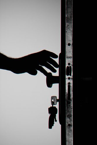 Continuous Adaptive Trust: Schattenbild, Person greift zum Türknauf, Schlüssel im Schloss. Bild: Pexels/@eye4dtail