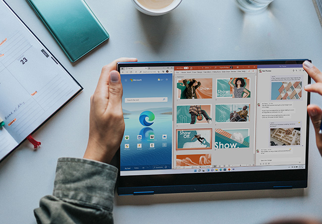 Lizengo: Draufsicht auf Windows-Tablet, Kaffeetasse, Notizblock, Handy. Bild: https://unsplash.com/de/@windows