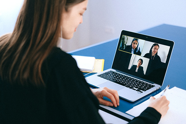 Teams Premium: Frau am Laptop, in Videokonferenz. Bild: Pexels/@shvetsa
