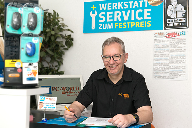 Thomas Rosenblatt, Interview, in seinem Ladengeschäft am Schreibtisch. Bild: PC-SPEZIALIST
