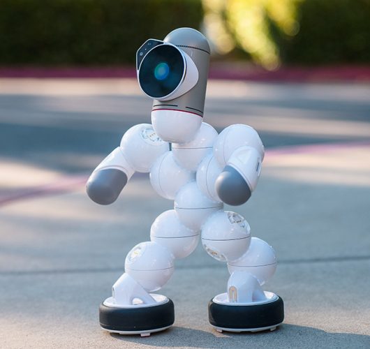 ChatGPT: ein kleiner Roboter steht herum. Bild: Pexels/@kindelmedia