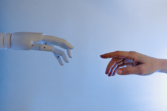 ChatGPT: Roboterhand und menschliche Hand nähern sich an. Bild: Pexels/@tara-winstead 