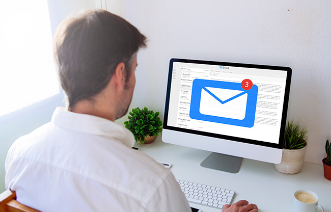 E-Mail-Spoofing: Mann am Computer organisiert seine E-Mails. Bild: ©MclittleStock/stock.adobe.com