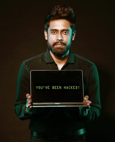 NAS-System: Mann hält mit beiden Händen Laptop, auf dem Display sieht man den Schriftzug You've been hacked. Bild: Pexels/@saksham-choudhary-109710