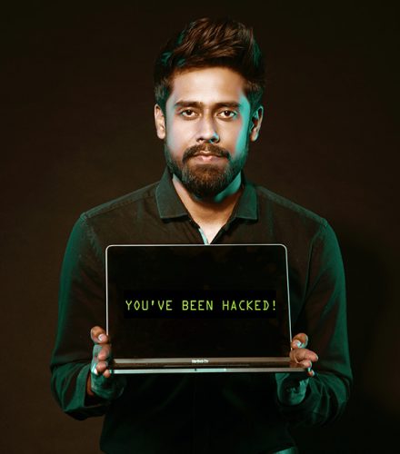 PassGAN: Mann mit Laptop, auf dem Laptop der Schriftzug „You've been hacked“. Bild: Pexels/@saksham-choudhary-109710