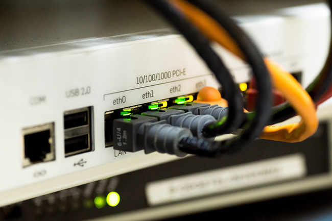 Alte Router: Netzwerk-Gerät mit Anschlüssen. Bild: Pexels/@pixabay
