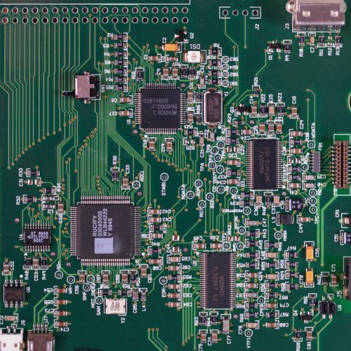 Firmware: Grüne Computer-Leiterplatte. Bild: Pexels/@padrinan