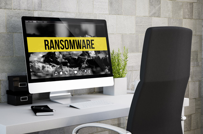 Cyberversicherung: Arbeitscomputer, auf dem Bildschirm der Schriftzug Ransomware. Bild: ©MclittleStock/stock.adobe.com