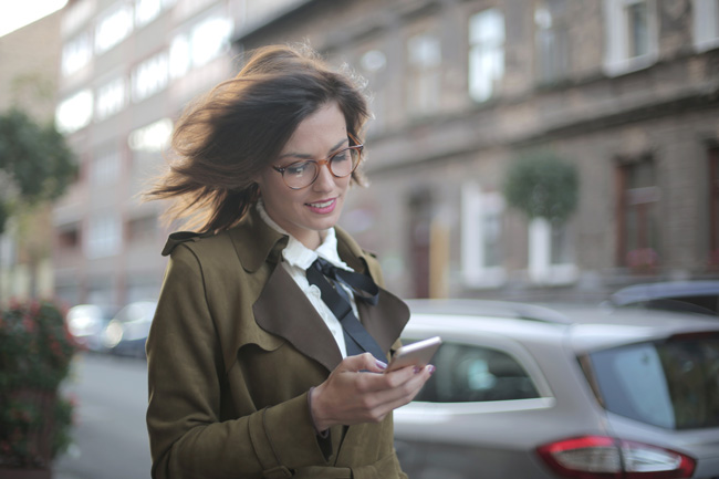 Geschäftsfrau mit Handy in der Hand. Bild: Pexels/@olly