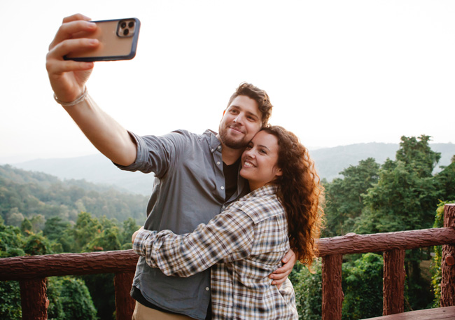 Freies WLAN. Päarchen macht Selfie im Urlaub. Bild: Pexels/@vanessa-garcia