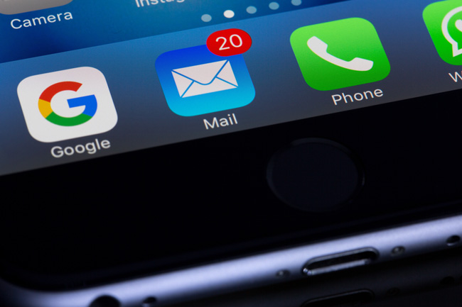GMail-Spam: Handydisplay mit E-Mail-App zeigt 20 ungelesenen E-Mails an. Bild: Pexels/@tdcat
