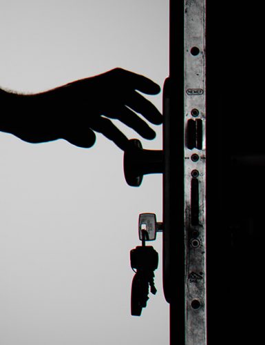 Zero-Day-Sxhwachstelle: Schattenbildfoto einer Person, die zum Türknauf greift, Schlüssel steckt im Schloss. Bild: Pexels/@eye4dtail