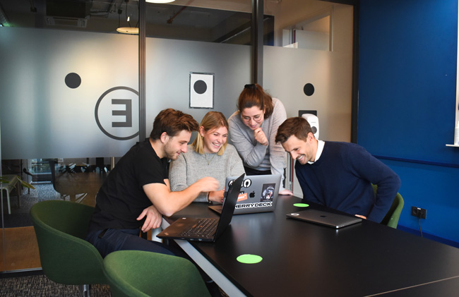 Web-Apps: Gruppe von personen in einem Besprechungsraum schauen auf einen Laptop. Bild: Unsplash/Cherrydeck (https://unsplash.com/de/fotos/rMILC1PIwM0)