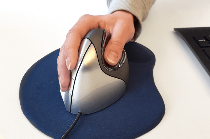 Ergonomische Maus auf Mousepad. Bild: PC-SPEZIALIST