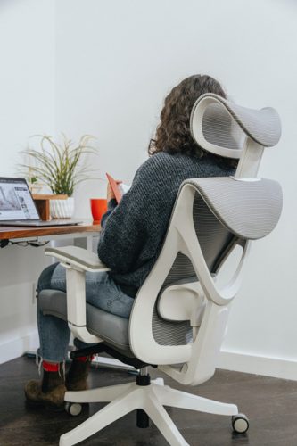 Ergonomischer Arbeitsplatz: Frau sitzt auf ergonomischem Stuhl am Schreibtisch. Bild: Unsplash/©EFFYDESK (https://unsplash.com/de/fotos/eine-frau-die-auf-einem-burostuhl-sitzt-mit-einem-computer-auf-ihrem-schreibtisch-ElELSfycRvw)