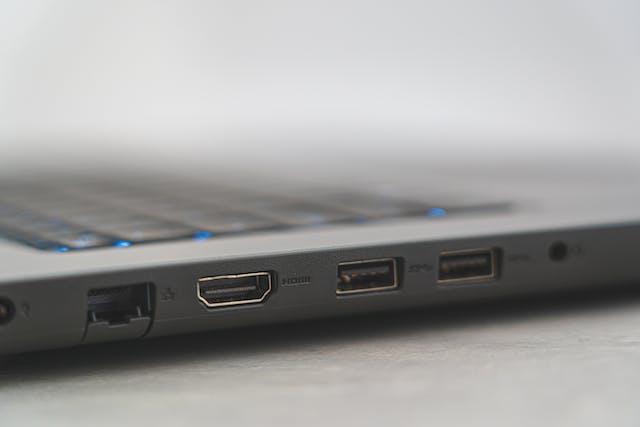 Laptop via HDMI mit Fernseher verbinden