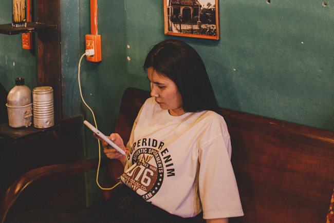 Handy-Akku: Frau mit Handy, das am Strom steckt. Bild: Pexels/Thủy Papaya