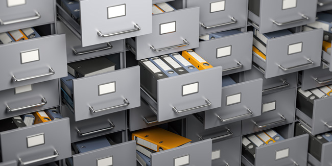 Outlook-Archiv: Aktenschrank voll mit Ordnern. Lagerung, Organisation und Verwaltung. Bild: stock.adobe.com/Maksym Yemelyanov (https://stock.adobe.com/de/images/file-cabinet-full-of-foders-storage-organization-and-administration-concept/531473229?asset_id=531473229)