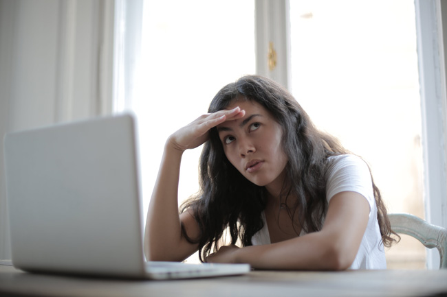 Genervte junge Frau am Laptop. Bild: Pexels/Andrea Piacquadio (https://www.pexels.com/de-de/foto/junge-genervte-freiberuflerin-mit-laptop-zu-hause-3808008/)