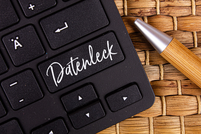 Datenleck: Tastatur mit Schriftzug „Datenleck“ auf der Enter-Taste. Bild: stock.adobe.com/mapoli-photo (https://stock.adobe.com/de/images/datenleck/347468708?asset_id=347468708)