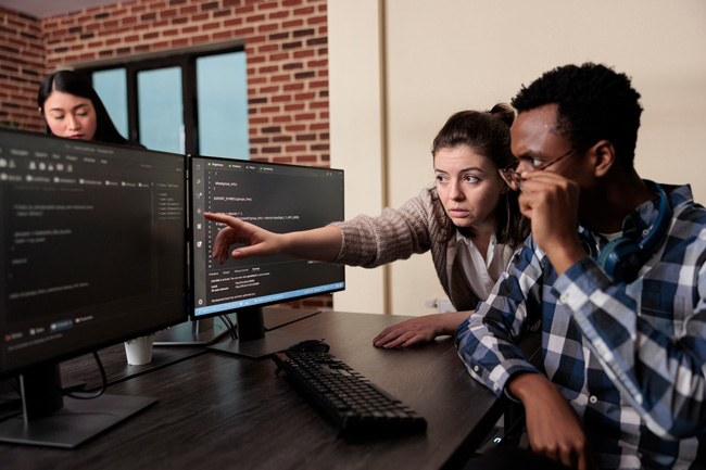 Datenleck: Zwei Personen schauen besorgt gemeinsam auf einen Monitor. Bild: stock.adobe.com/DC Studio (https://stock.adobe.com/de/images/caucasian-software-developer-signaling-on-screen-data-breach-and-deactivated-security-system-tech-engineer-observing-multiple-system-security-breaches-caused-by-overloaded-storage-servers/497029513?asset_id=497029513)