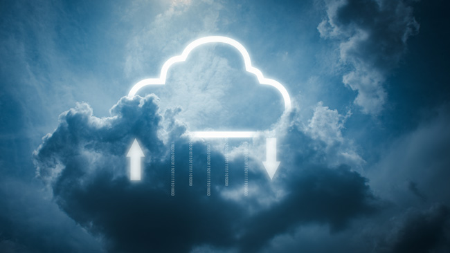 Cloud-Speicher-Vergleich: Wolken und Wolkensymbole, die gerade Daten herunterladen und hochladen. Bild: stock.adobe.com/Looker_Studio (https://stock.adobe.com/de/images/data-storage-technology-concepts-clouds-and-cloud-icons-that-are-currently-downloading-and-uploading-data/343162017?asset_id=343162017)