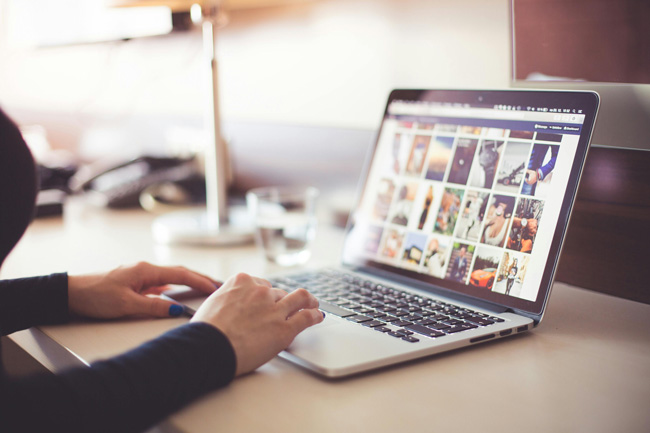 Bilder verstecken: Nicht erkennbare Person am Laptop. Bild: Pexels/picjumbo.com (https://www.pexels.com/de-de/foto/person-die-tagsuber-laptop-verwendet-196655/