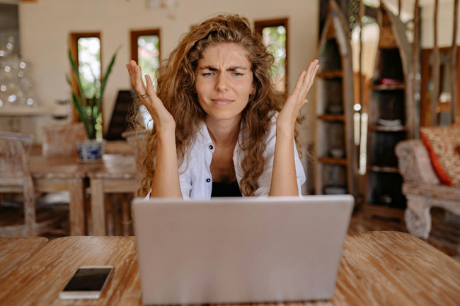 Internet zu langsam? Frau schaut verzweifelt auf ihren Laptop. Bild: Pexels/Yan Krukau (https://www.pexels.com/de-de/foto/frau-smartphone-laptop-arbeiten-4458420/)