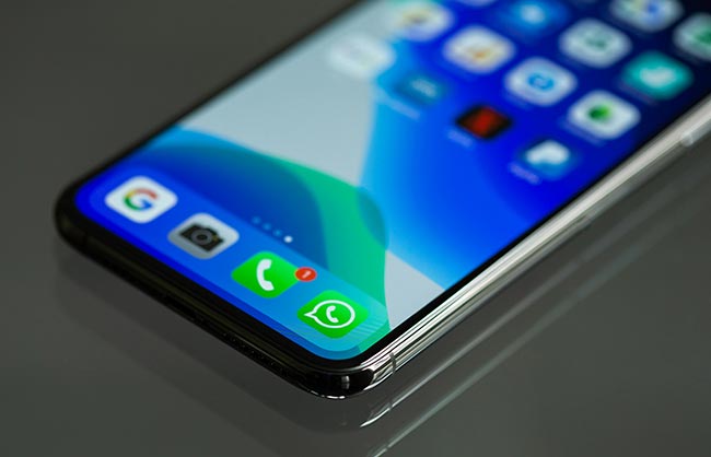 Nahaufnahme eines angeschalteten Smartphones mit Apps. Bild: Pexels/Torsten Dettlaff (https://www.pexels.com/de-de/foto/nahaufnahmefoto-des-smartphones-3571094/)