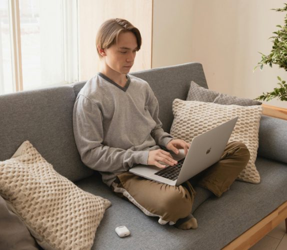 Mahnung per Mail: Junger Mann mit Laptop auf dem Sofa. Ernster Blick. Bild: Pexels/KATRIN BOLOVTSOVA (https://www.pexels.com/de-de/foto/mann-laptop-surfen-internet-4047666/)