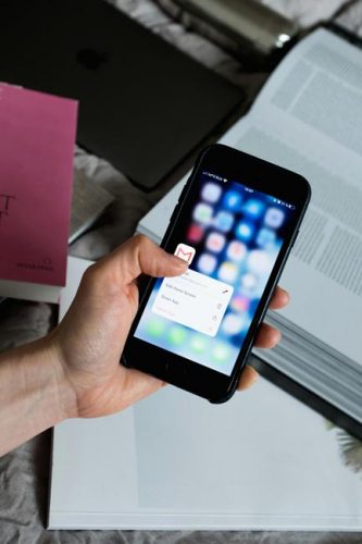 Hand hält Handy und tippt auf E-Mail-Icon. Bild: Pexels/ready made (https://www.pexels.com/de-de/foto/smartphone-app-post-mobiltelefon-3850252/)