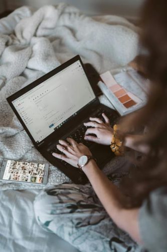 E-Mail-Konto einrichten: Blick auf Laptop-Bildschirm. Frau schreibt E-Mail. Bild: Pexels/Taryn Elliott (https://www.pexels.com/de-de/foto/person-frau-entspannung-laptop-4112363/)