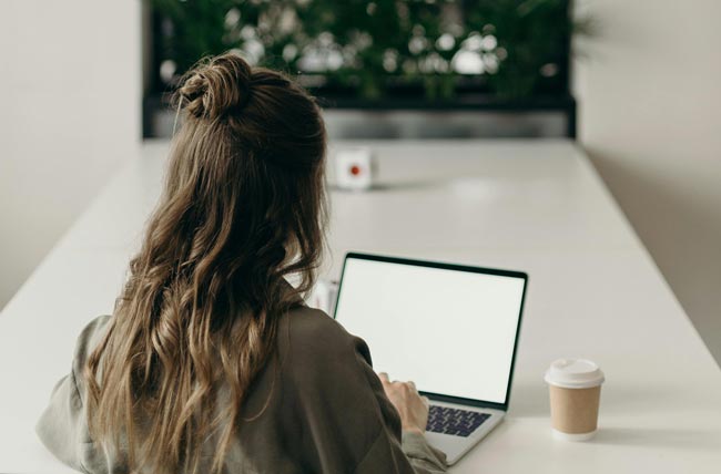 Error 404: Frau von hinten am Tisch mit Laptop. Bild: Pexels/cottonbro studio (https://www.pexels.com/de-de/foto/frau-schreibtisch-laptop-buro-4065624/)
